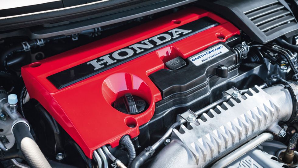 Η καρδιά του Honda Civic Type - R είναι ένας νέος turbo κινητήρας, άμεσου ψεκασμού, ο οποίος ενσωματώνει για πρώτη φορά την τεχνολογία VTEC. Αποδίδε 310 ίππους στις 6.500 σ.α.λ., και ροπή 400 Nm.